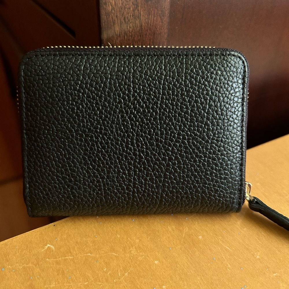 Patent of Heart Zip Around Wallet - Picture 2 of 9